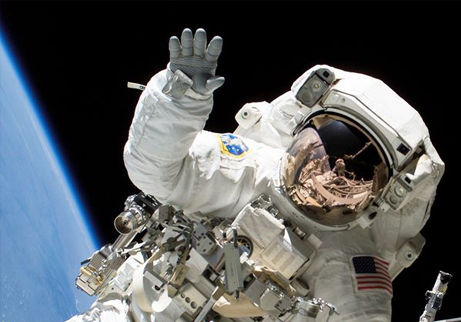 astronauts-fingernails-hands-shuttle_24798_big
